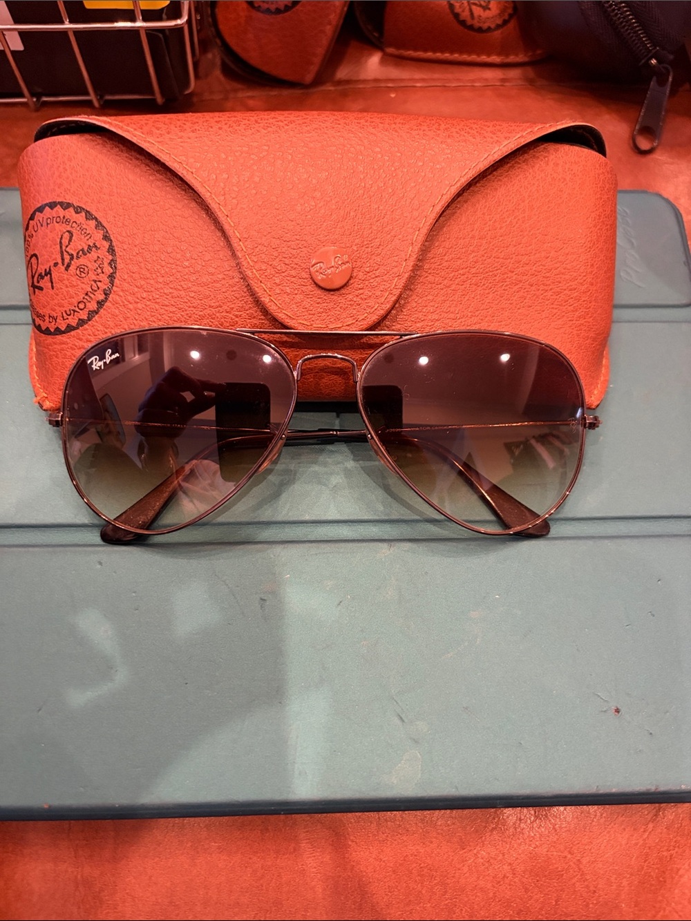 Unisex Ray-Ban Gradient Aviator Sunglasses with Brown Case